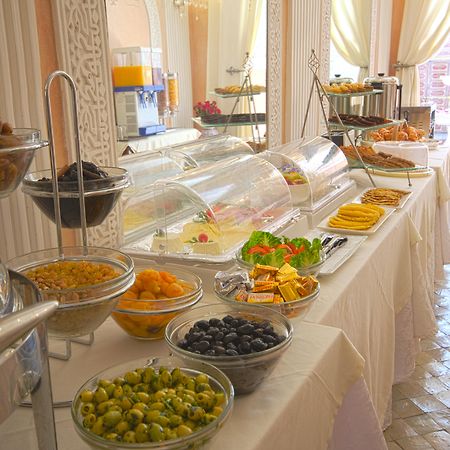 Riad Palais Des Princesses & Spa Marakéš Exteriér fotografie A buffet at a hotel
