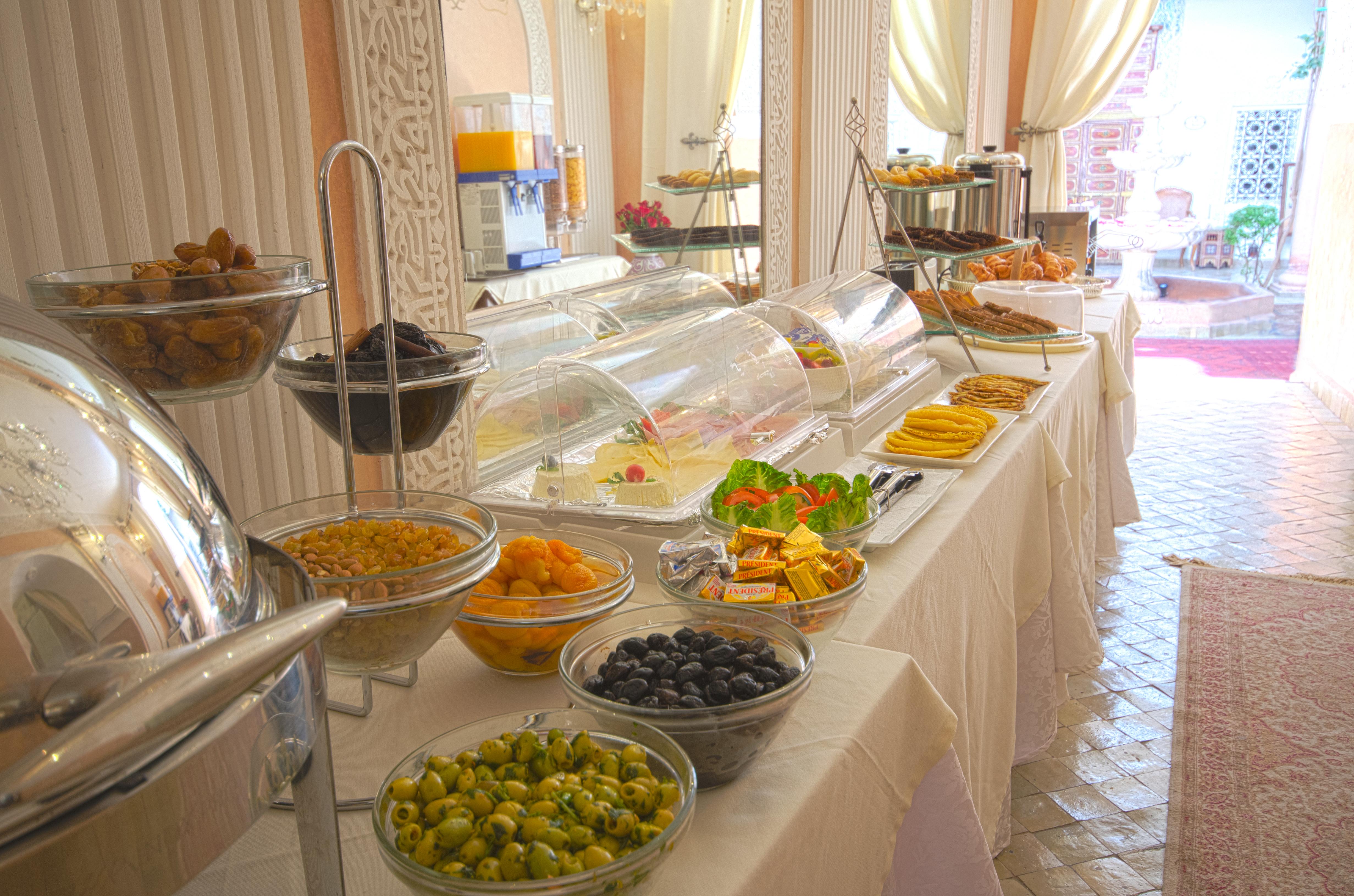 Riad Palais Des Princesses & Spa Marakéš Exteriér fotografie A buffet at a hotel